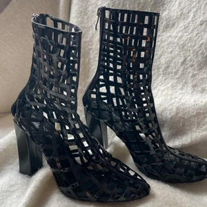 Svarat klackar - Sjukt snygga klackar från Nasty Gal! Endast använda ett fåtal gånger men sjukt sköna!🖤 kunden står för frakten🌸