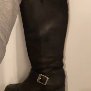 JOHNNY BULLS stl 38 - Johnny bulls svart & silvriga detajler, använd knappt en vinter, säljer pga bytte stil. Har sina små skavanker som man endast ser om man kollar nära. Köpta för 1800kr på Scorett💕 kan fraktas