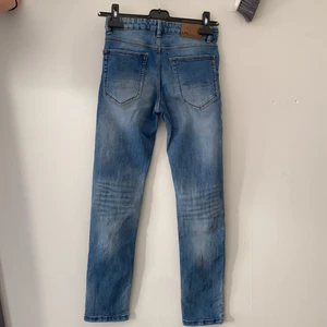 Mörkblå jeans - Ett par jeans i fint skick från Kappahl. Storlek 146 från barnavdelningen. Endast använda ett fåtal gånger.                                                                                  Jag köpte jeansen för 299 sek.                                       Köparen kommer stå för frakten.
