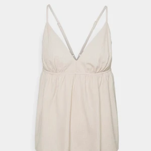 Topp - Supersnygg topp ifrån Vero Moda!💫 Aldrig använd, lappar kvar! Köptes för 230kr. Bud startar på 100kr, exklusive frakt.💕💕 