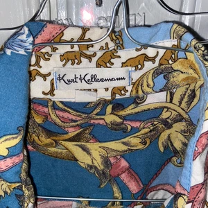 Kurt Kellerman skjorta/blus - Mönstrad, unik vintageskjorta i bra skick. En knapp saknas annars är allt som nytt. Säljer bara för att den är lite för kort i armarna. Snygg både öppen och knuten runt midjan. Passar mig med storlek 36. Skriv vid frågor om exakta mått/detaljer! 