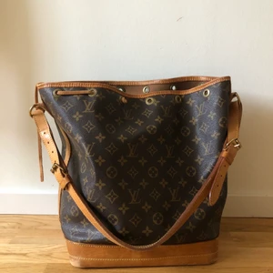 Louis Vuitton väska  - Jätte fin LV väska som jag köpte second hand, har använt jätte lite i ungefär 1 år, den är super fin och i bra skick.( dock utan snörre) 