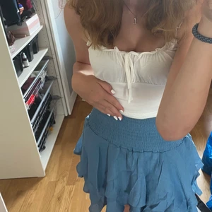 Blå kjol - Blå kjol med volang, nyinköpt och endast provad💙 Nyskick!