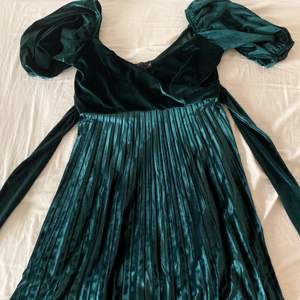 Helt oanvänd superfin mörkgrön plisserad sammetsklänning i storlek 46! 🌸 Köparen står för frakt 😊✨