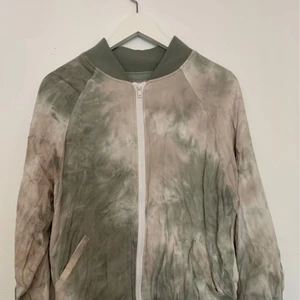 Urban outfitters  - Superfin jacka köpt på Urban Outfitters i storlek M! Tdye modell Passar mig som är XS/ S ..Modell från without walls serien..  Använd enstaka gång och är i ett super skick 100 kr 