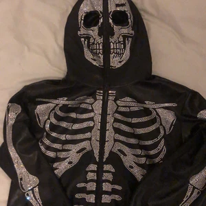 Obsidian black or Alive Leather Zip jack - Detta är en kofta men kan ha de som jacka har andvänt den en gång och den är i storlek L men är som M. Original pris 2000kr säljer för 300kr🤍