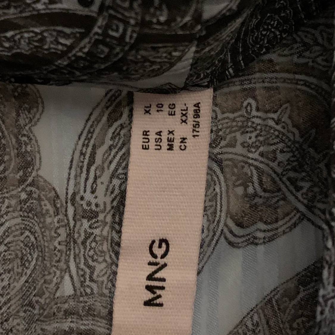  mönstrad knytblus XL - 91