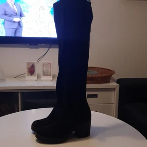 Oveekne - Overkne stövlar använd några gånger men använder dom inte varma kan användas på vinter med stl 39