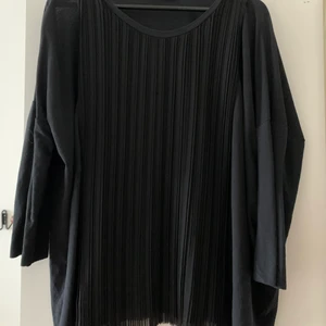 TOPP COS - En superfin plisserad top från COS