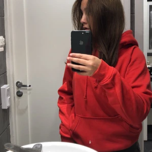 Röd hoodie  - Säljer denna fina röda oversize hoodie som tyvärr inte kommer till användning längre, fint skick ❤️