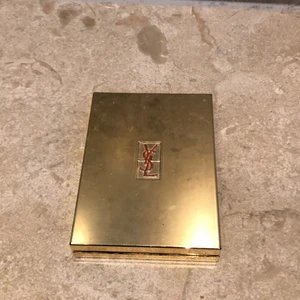 Rouge pallette! - Jätte fin rouge pallette som passar bra till alla årstider! Kommer från ett väldigt dyrt märke som jag tyvär inte kommer ihåg vad det heter! Men iallafall super fin!