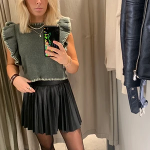 stickad topp - en av mina favorittröjor! så fin grön färg som passar till allt. nyskick endast använd 3-4 gånger. köparen står för frakt💕 bud 230, skriv till mig privat för att köpa direkt!