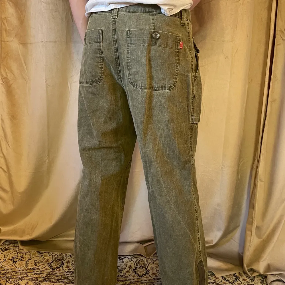 asfeta jeans med cargo stil. Bra skick!  Jag är 182cm lång.. Jeans & Byxor.