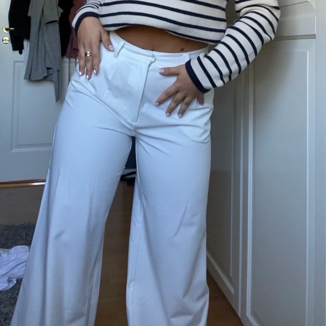 Vita kostymbyxor 