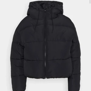 Monki dunjacka  - Tänkte sälja min snygga pufferjacket som är köpt på monki🖤 Använd en vinter men är i fint skick! Skriv för fler bilder
