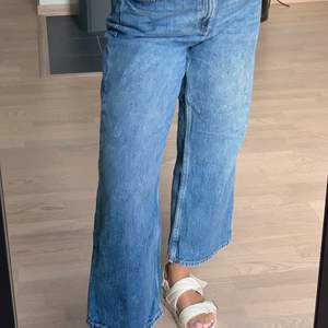 Vida jeans från Monki i stl w27, passar mig som är 162 lång 💙🤍 Bra skick och sitter inte tight. Priset är ex frakt! 📦