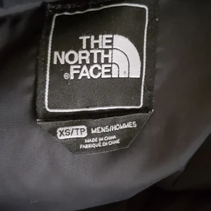 The north face  - Det är en the north face parka köpt för 4900 från hemsidan för ett år sen använda den förra vinter cirka 5-10 dagar, men den är för stor för mig, de är stor i storleken den passar folk med xs-M 
