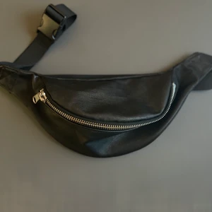Monki Svart Fannypack - Black vegan leather. Large inner pocket, adjustable strap.
