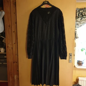 Halloween klänning vintage - Enormt snygg unik klänning i svart från 50 talet,med spets armar med puff,plisserad kjol stl 44 men passar mej som är medium.längd från axel ner är 110 vm den plisserad kjolen har prickar i svart samt hela klänningen,spets v ringning.Missa inte detta plagg!!Unikt