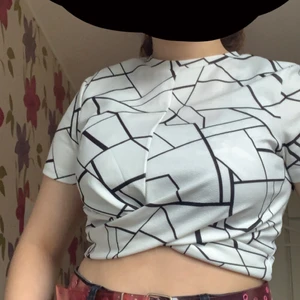 Magtröja  - Jag har bara använt den här tröjan 1 gång. Köpte den från SHEIN och är i väldigt bra kvalite. Den e ganska bekväm och man kan röra sig mycket i den. Frakten ingår i själva priset på tröjan så därför kan tröjan vara lite dyr.