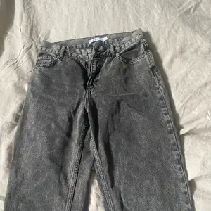 Ett par grå/svarta jeans från nakd 