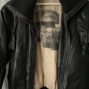 Äkta Rocknblue svart skinnjacka st S  - Äkta rocknblue svart  skinn jacka, på insidan finns en liten upprivning. Kolla bild! Det är herr jacka men jag har använt den!