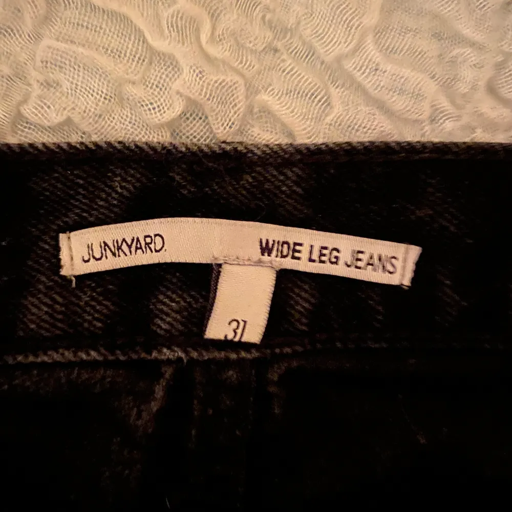 Ett par svarta jeans från Junkyard. Är i storlek 31, skulle säga M. De är väldigt vida. Säljer pga att de inte kommer till användning, är mycket gott skick. Kontakta mig vid frågor eller intresse. Köparen står för frakt.🤍. Jeans & Byxor.