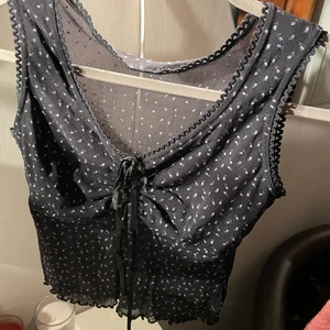 Linne i mesh  - Vintage linne i mesh. Fått av en kompis till mamma som behållt det från tonåren, du kommer vara helt unik om detta linne. Det är inte använt så i väldigt fint skick!💜🖤