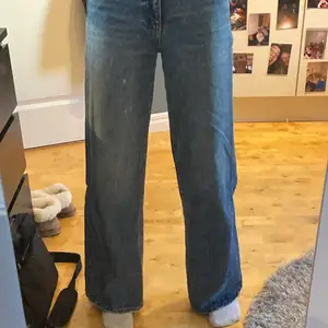Mörkblå jeans från Gina som är använda fåtal gånger! Bredare modell💙 Dom är som nya! Köpta för 499!