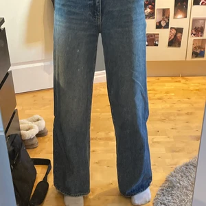 Ginatricot perfect jeans strl 36 - Mörkblå jeans från Gina som är använda fåtal gånger! Bredare modell💙 Dom är som nya! Köpta för 499!