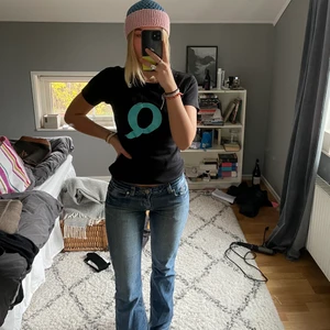 Y2k princess t-shirt - Skit snygg t-shirt, med perfekta tryck som inte är för mycket men ändå ger lite exakt till outfiten!! Det är verkligen super skön och jag har använt den så mycket så nu är det dax att gå vidare. Det står L/XL i den men jag är själv en small och någon som är XS skulle verkligen också kunna ha den! 