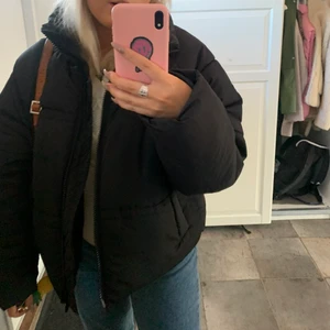 Jacka - Säljer min puffer jacket ifrån Monki. Använd en vinter men bra skick!⚡️frakt tillkommer.