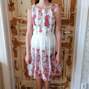 Ida sjöstedt klänning  - En vit blommig klänning, fotot är taget på en person som är runt 160 cm lång, det är en storlek 36. Helt oanvänd, alltså inga fläckar eller andra fel med den. Eftersom jag inte är helt säker på utgång priset kan jag tänka mig att gå ner lite i pris. 