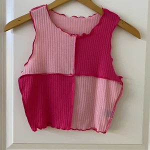 Topp - Ljus och mörkrosa topp från SHEIN. Helt oanvänd. Storlek S. Köparen står för frakten💓💓💓