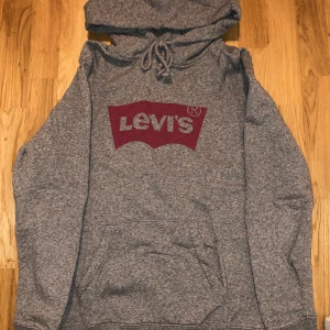 Levi’s hoodie - Huvtröja från Levi’s i unisex modell, storlek M, använd ett fåtal gånger, nypris: 599:-