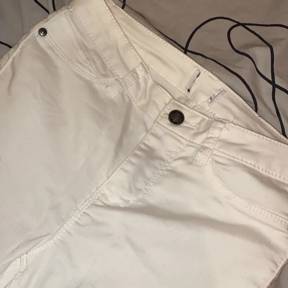 Vita jeans som aldrig är använda bara råkat att jag tagit bort lappen ändå! Men det är i bra skick! Skulle säga att dem passar en 34, säljer för 120 eller buda! Köparen står för frakten . Jeans & Byxor.