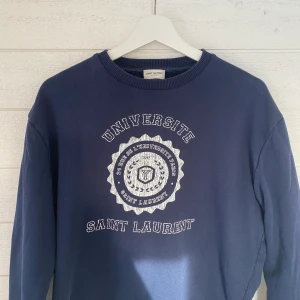 Saint Laurent Universite Crewneck - STEAL!⚡️ Saint Laurent Universite Crewneck Storlek: M (sitter som S-M) Nypris: 6000:- Skick: 7/10, minimala hål på ärmen se bild 3  Meetup i GBG eller FRI FRAKT För frågor eller trades => DM