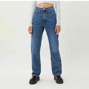 Raka jeans från Weekday i modellen Rowe❣️ storlek 24/32