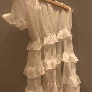 Sommarklänning - Så söt sommarklänning. One shoulder vit med volanger strl S