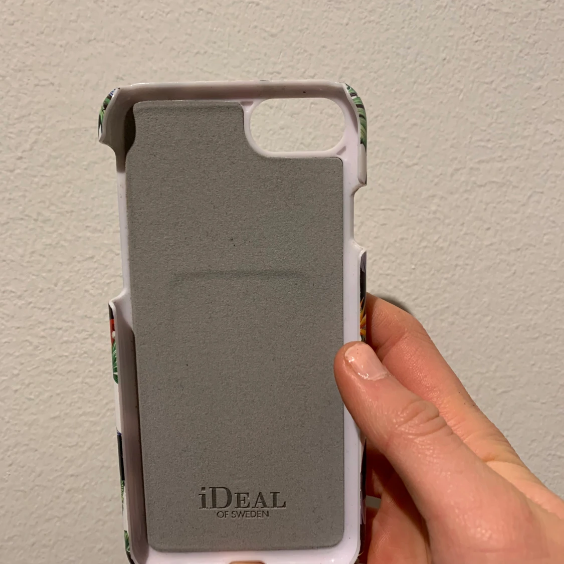 Vit Ideal Of Sweden skal med svarta prickar och papegojor, IPhone 6/7/8 - 90