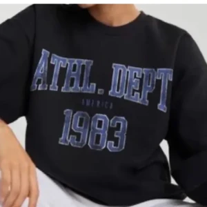 Sweatshirt  - Säljer denna slutsålda sweatshirten från gina. Den är i nyskick 