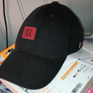 Les deux keps  - Fin keps från Les deux lite blekt på ena sidan lite grann (bild finns i inlägget) ananrs jättefin och hel 🥰