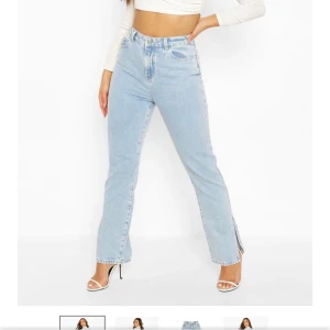 Jeans med slits - Superfin färg i mellanblåa jeans😍 de är i petite alltså för oss som är lite kortare! Storlek 40 och aldrig använda!