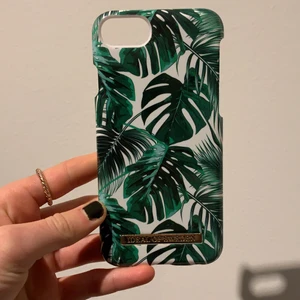 Ideal of Sweden skal med palmbladsmotiv - Ideal of Sweden skal med palmbladsmotiv, ser oanvänt ut, använt enstaka gånger, IPhone 6/7/8, 70kr