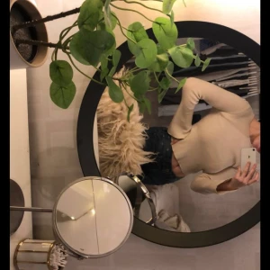 Fin tröja  - Fin bege kortare tröja som är väldigt stretchig. Inte min stil men skulle passa perfekt på någon annan👌🏼