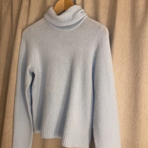 Blå stickad tröja - Jätte fin tröja som tyvärr är för liten för mig köpare står för frakt