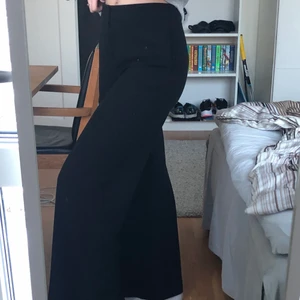 Kostymbyxor - Svarta kostymbyxor från Carin Wester i strl 36. Får ingen användningen av dem då jag har ett liknande par. Köpte förra vintern. Säljer för 190 kr Elr högsta bud:)