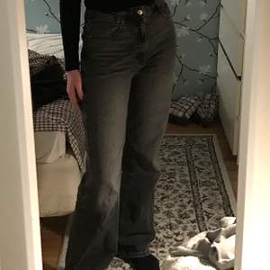 Jätte snygga raka svarta zara jeans i full lentgh, bra sick förutom ett litet hår på sidan(kan skicka bild på. Men det går lätt att sy. Bra passform. På mig som är 178 går de hela vägen till marken.