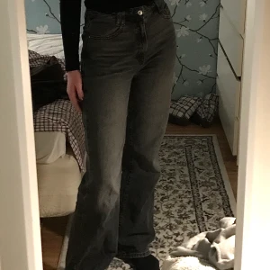 Zara svarta jeans - Jätte snygga raka svarta zara jeans i full lentgh, bra sick förutom ett litet hår på sidan(kan skicka bild på. Men det går lätt att sy. Bra passform. På mig som är 178 går de hela vägen till marken.
