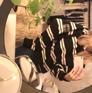Oversized randig tröja  - Fin oversized tröja som tyvär inte är min stil. Partas perfekt på mig som är 162 om man vill ha den lite mer overzised. Knappar vid kragen och en grå flagga på vänster arm. Även en ficka som nästan inte syns på höger sida😊